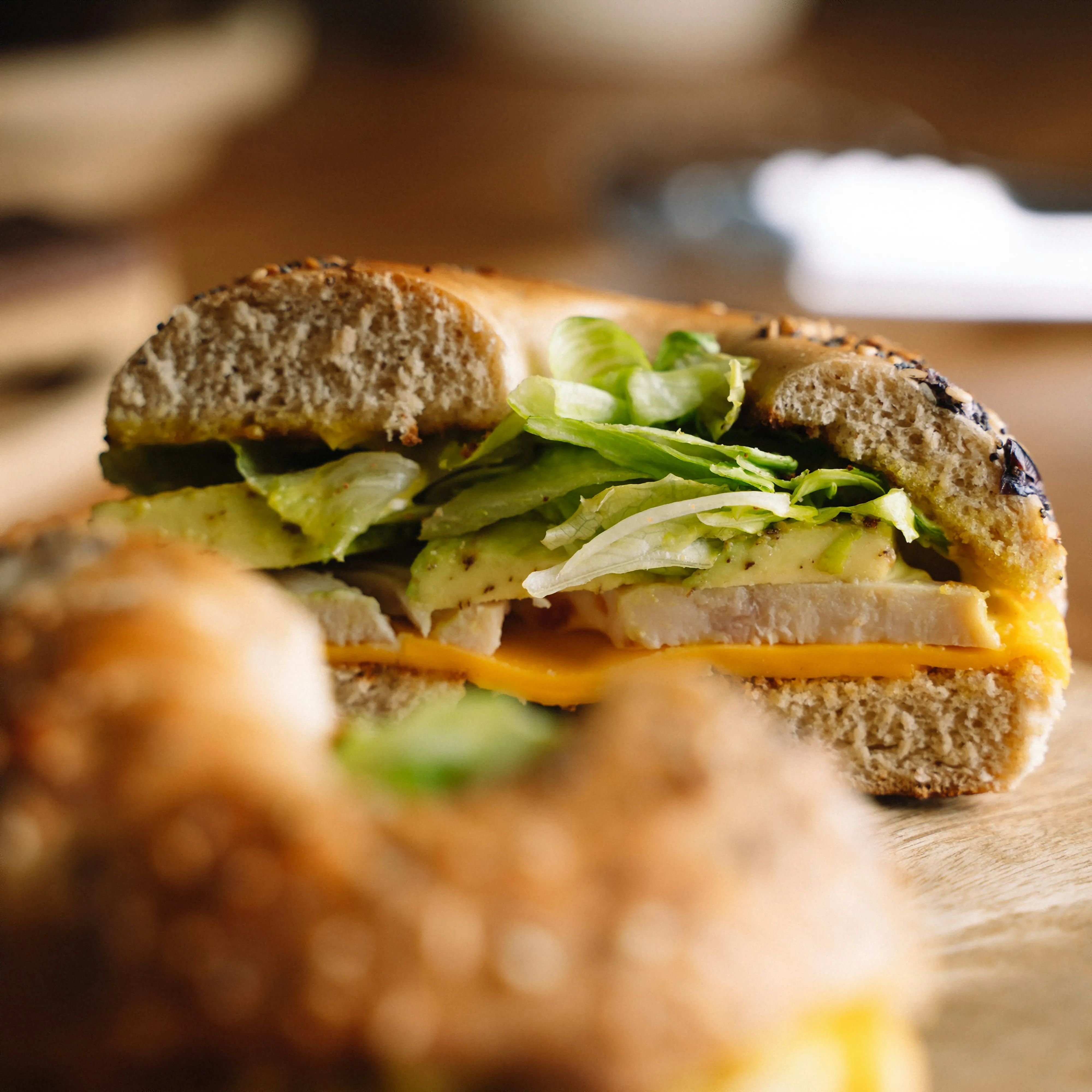 Frisch belegtes Sandwich im Café CADE München