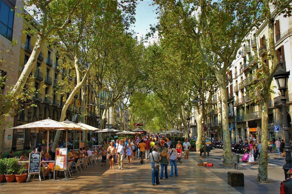 Drukke boulevard Las Ramblas met straatartiesten en marktkraampjes