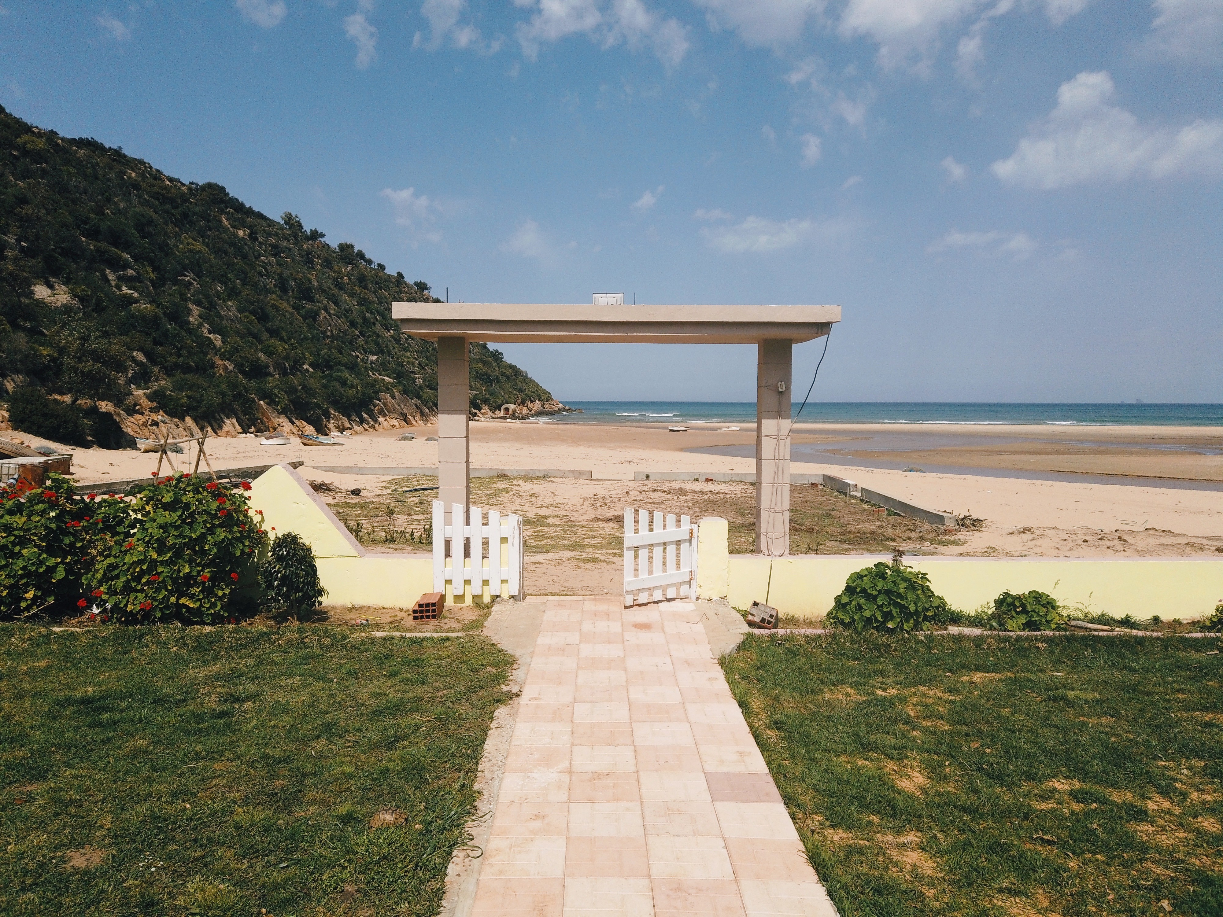 Un portail se dresse au bord d'une plage tunisienne devant une maison qui n'a pas encore été construite