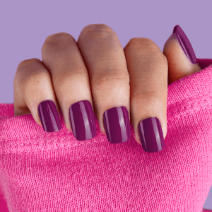 Diseño de uñas en tono Berry cool