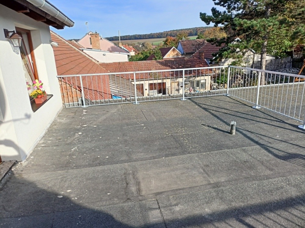 Ocelové zábradlí s brankou, svislá výplň