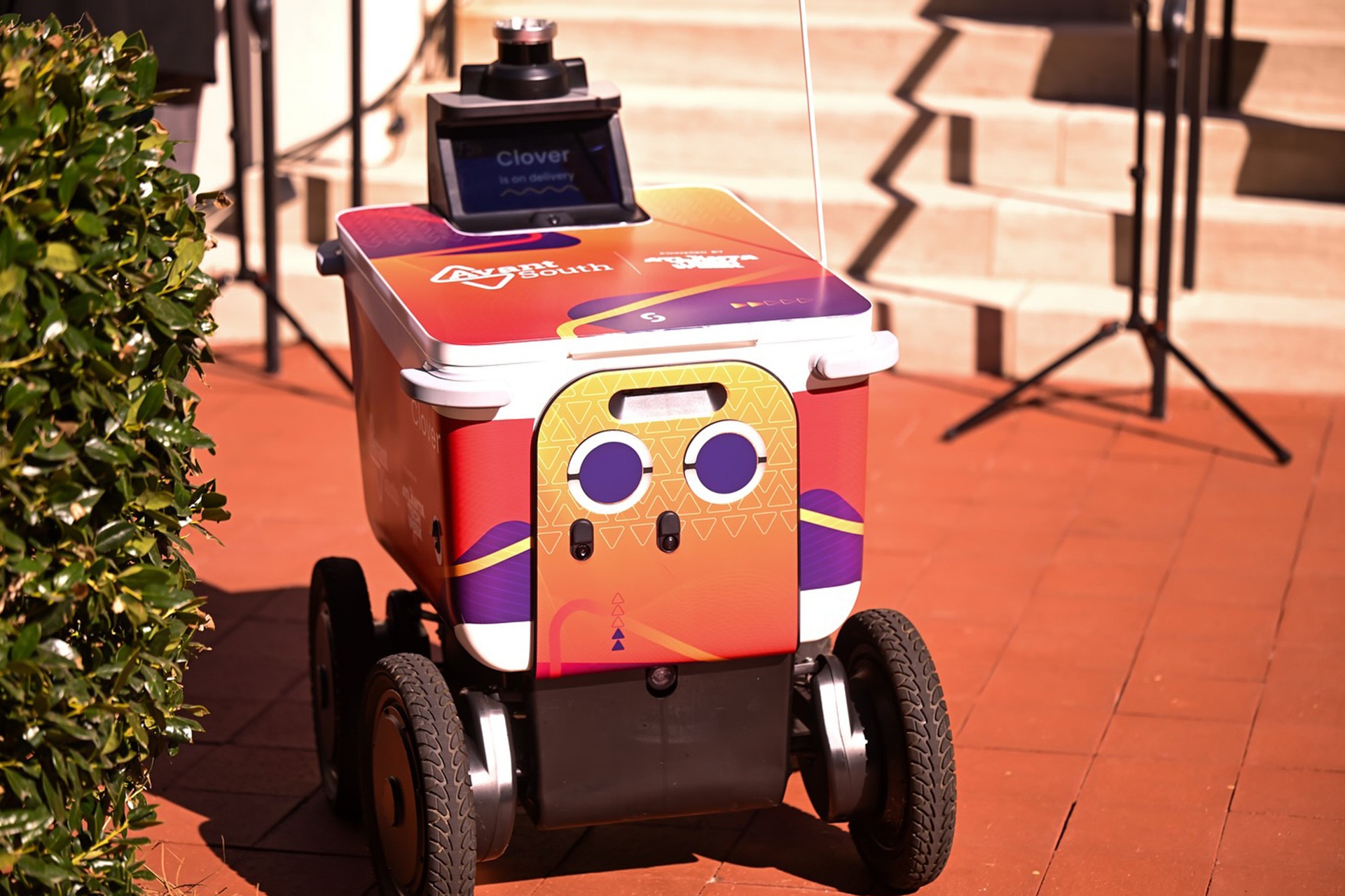 Responsive Application. Adapting the visual language to dynamic form factors like autonomous delivery robots.