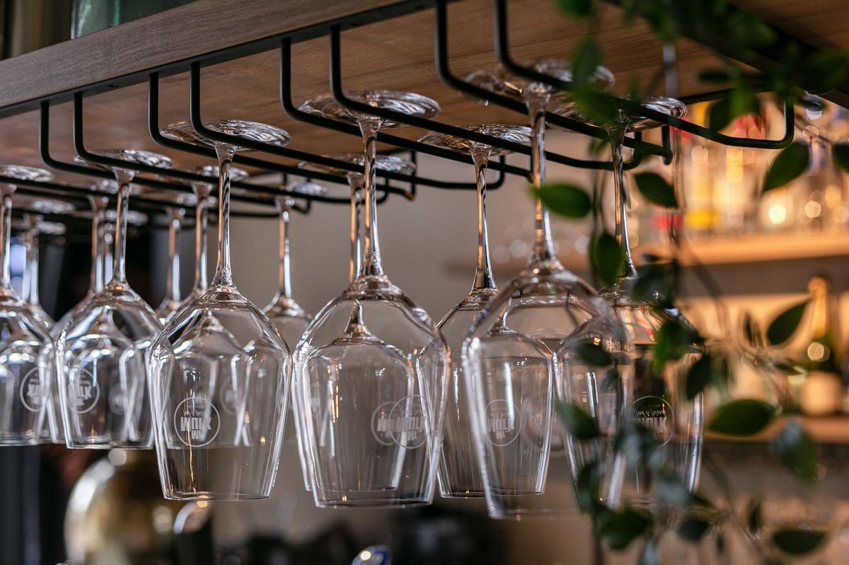 wijnglazen ophangen