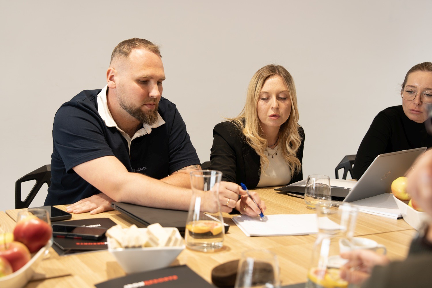 Zespół podczas konsultacji dotyczących szkoleń z dofinansowaniem w Niedźwiedzia 25