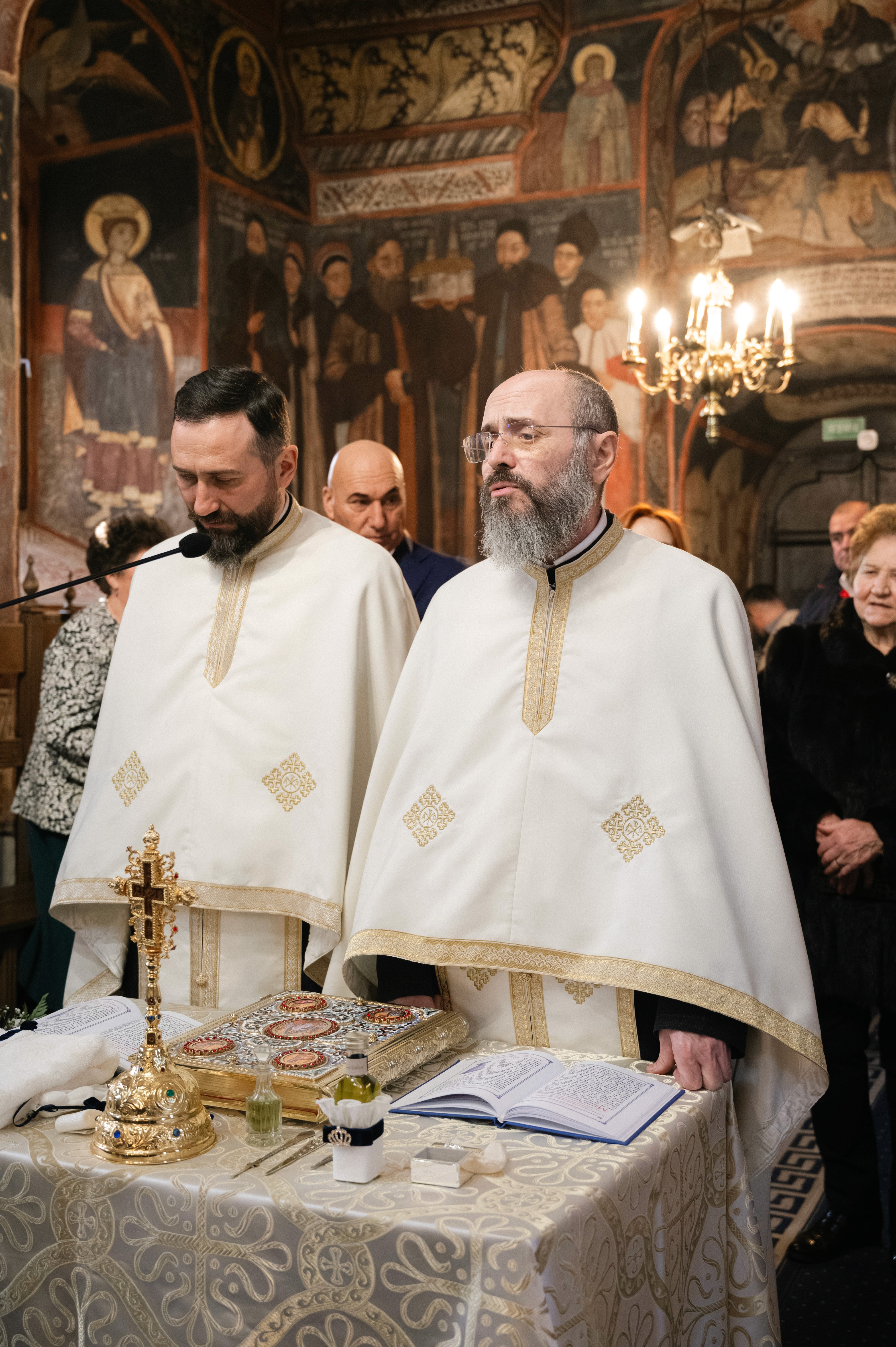 Moment din slujba botezului surprins în stil documentary.