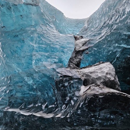 Isgrottene kan vise farger som spenner fra klare til svarte.