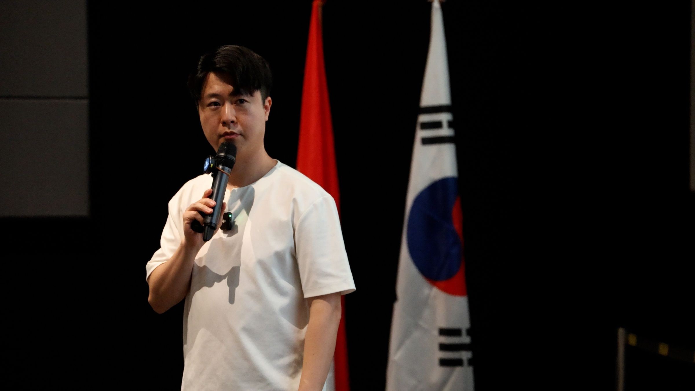 워크스마트 이지훈 대표가 2012년부터 프레젠테이션 전문가로 활동하며 파워포인트와 프레젠테이션 제작, 스킬 셀프 코칭과 브랜드 교육을 진행하는 강의 장면 이미지