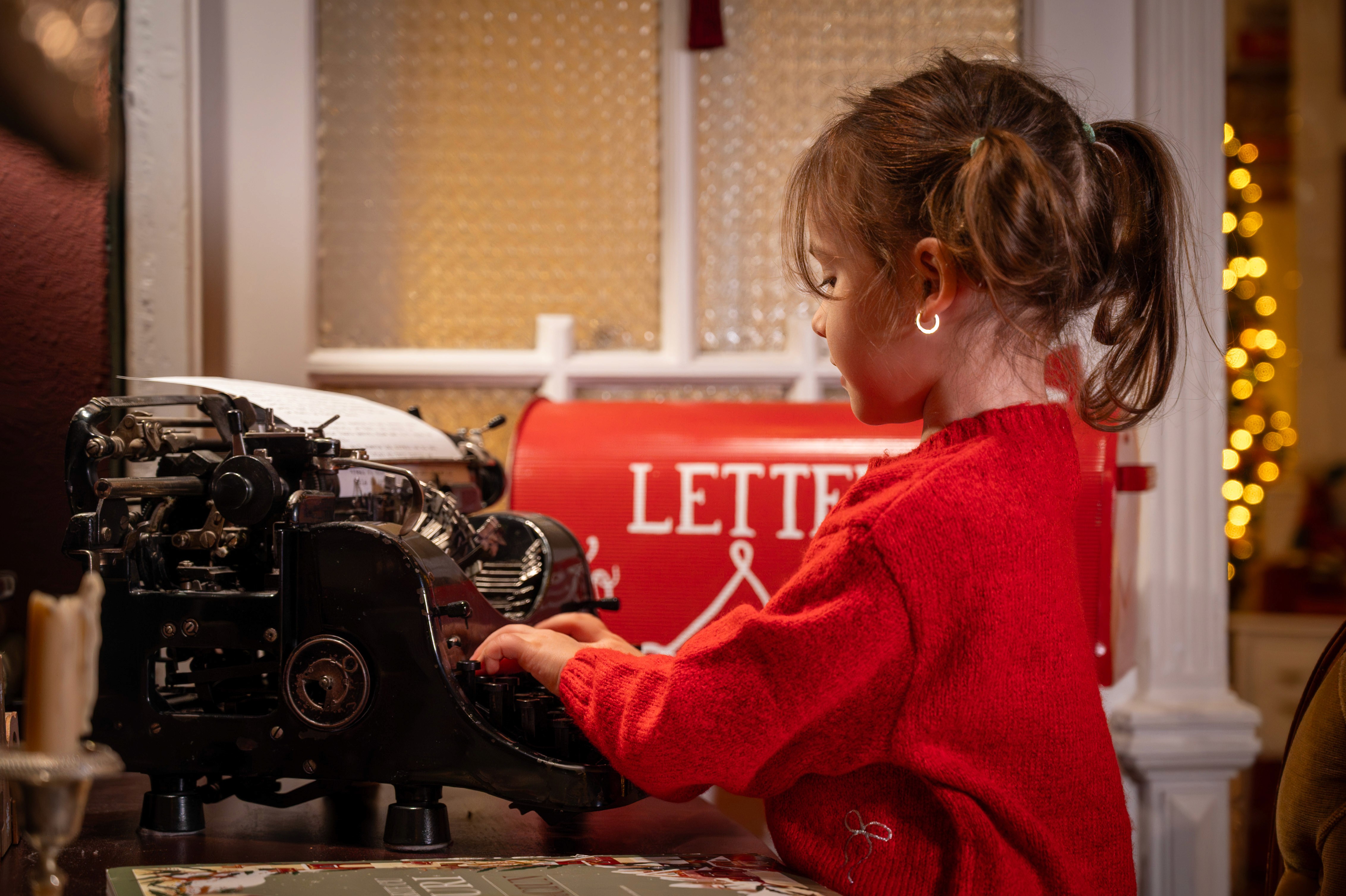 Ședință foto de Crăciun cu copil filmând cu cameră video, cadru creativ și lumină caldă