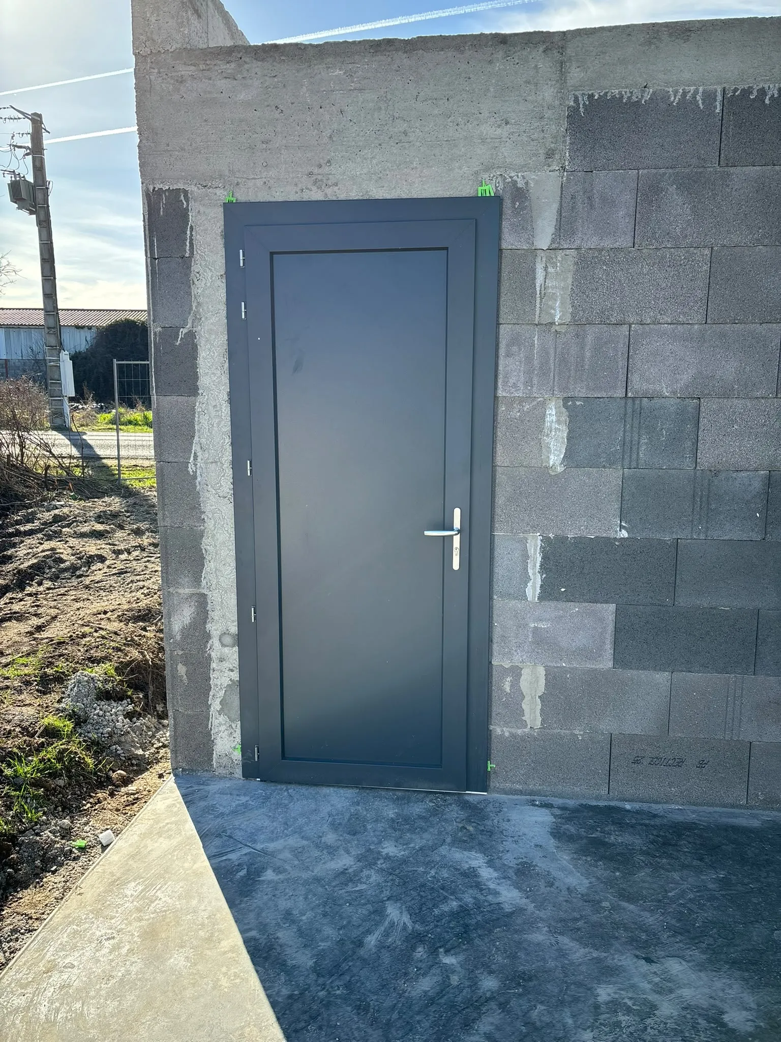 Porte d’entrée sombre pendant les travaux — AFermetures