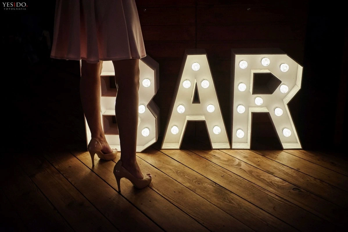 Mobilny bar serwujący drinki podczas wesela, przyciągający uwagę gości.