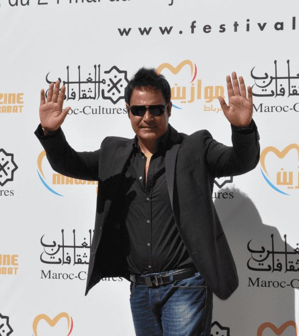Assi El Hallani performing