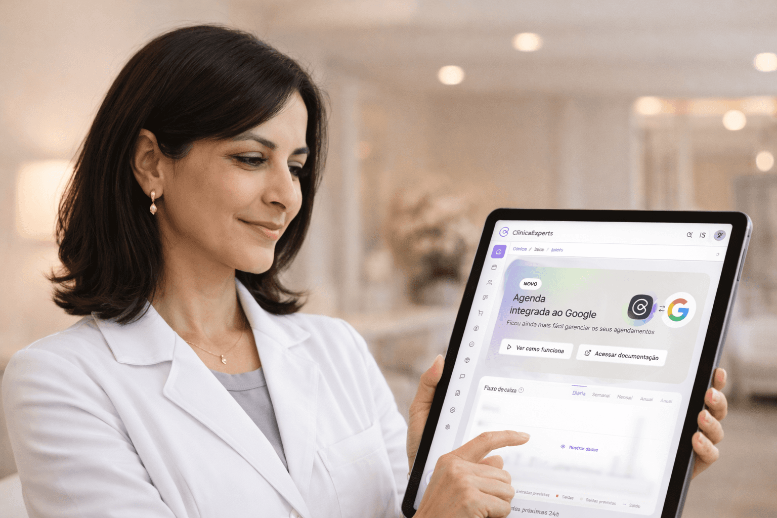 profissional da estética usando sistema