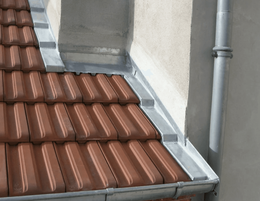 Ardoises arrachées par le vent sur une toiture de Saint-Girons après une tempête dans le Couserans