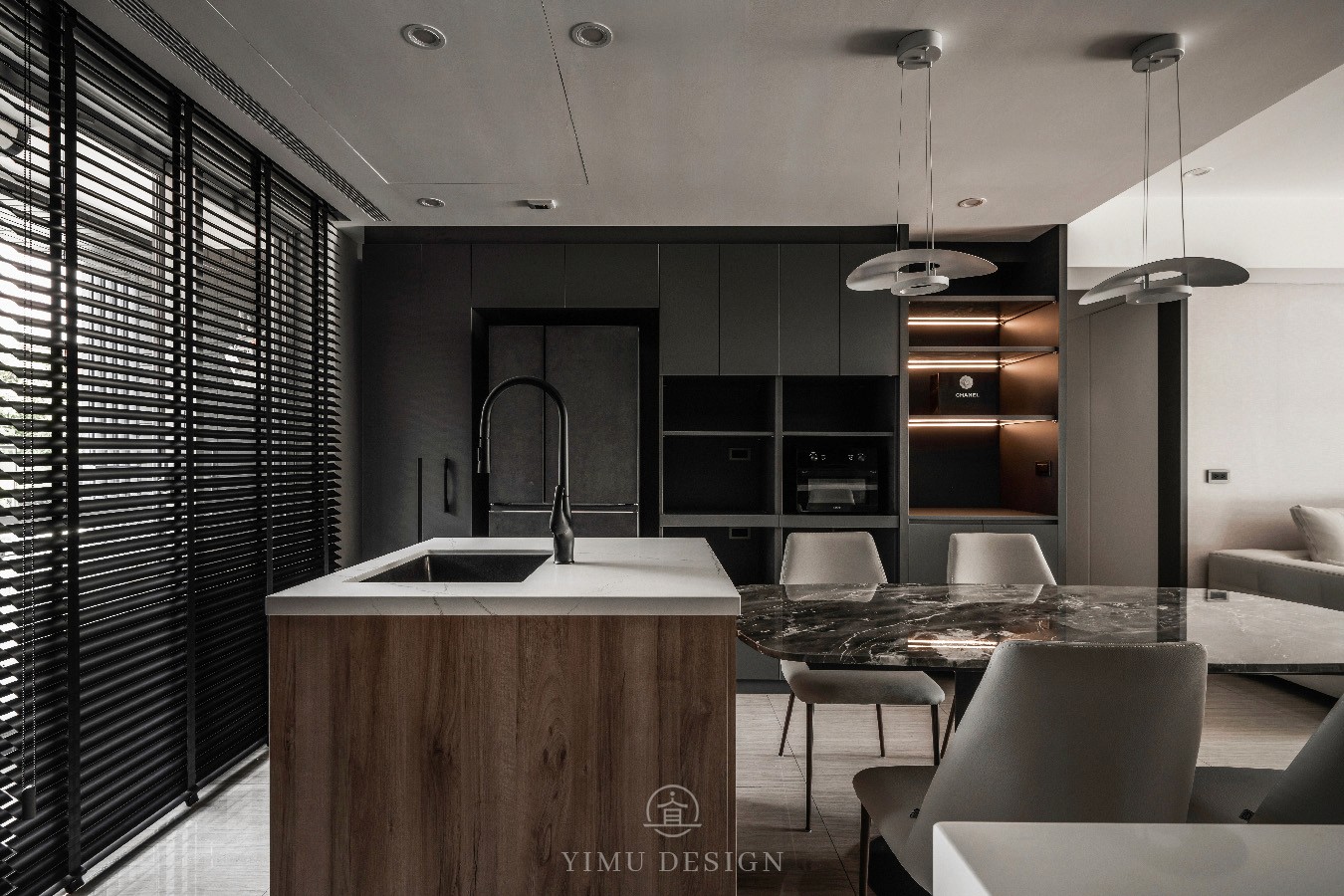 黑韻深章住宅廚房設計，深色櫃體搭配石材檯面呈現俐落質感