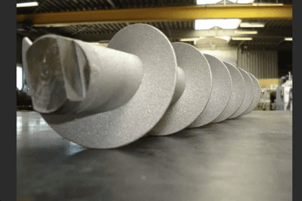 Transportschroef met thermisch gespoten slijtvaste coating op schroefbladen, vervaardigd door Plasma Service Breda