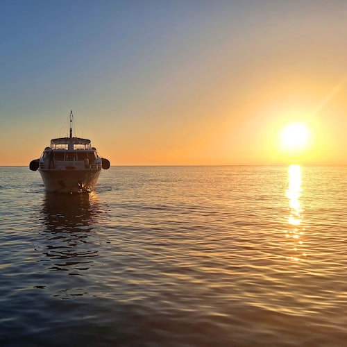 Loď při západu slunce