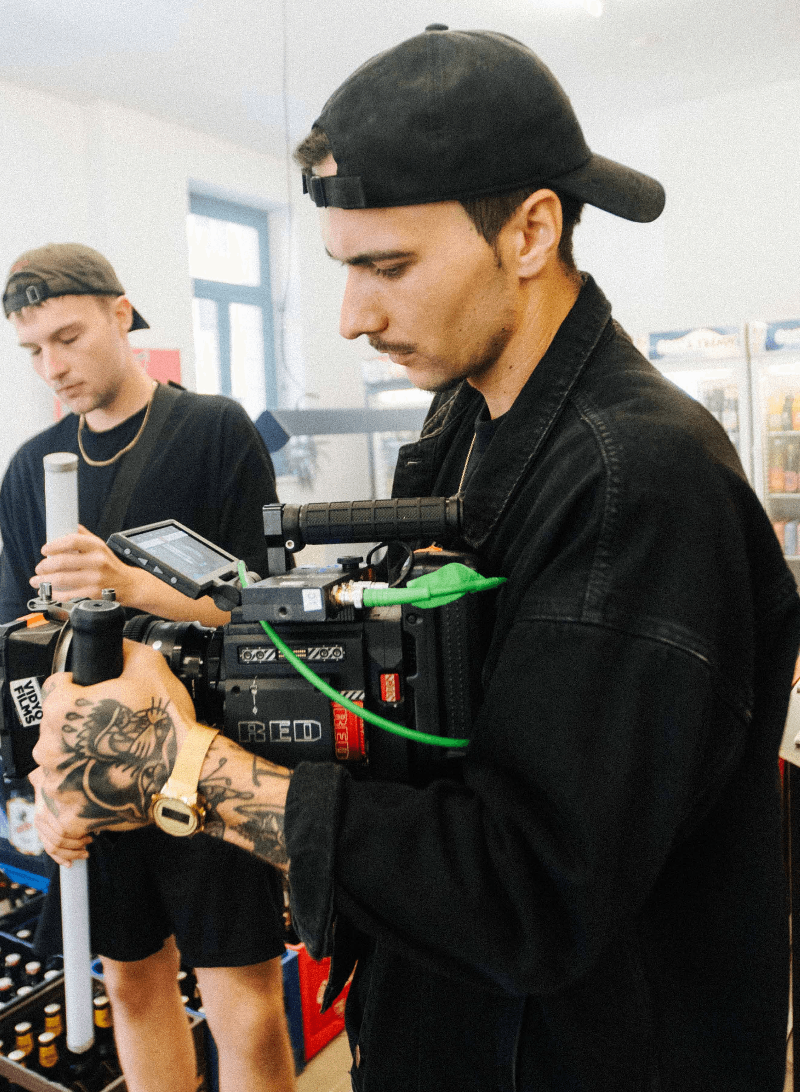 kameramnn mit red kamera beim filmen, grünes moddy bild, rapper musikvideo in Leipzig, Vidyofilms productions