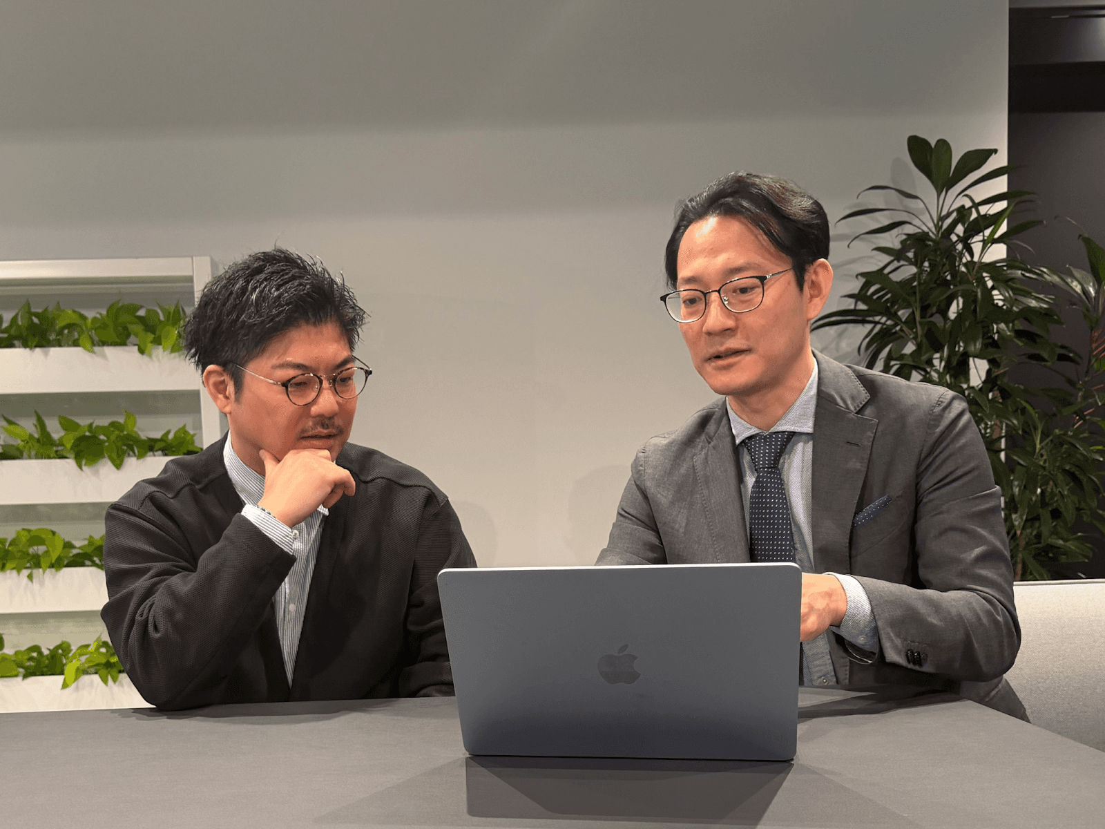 株式会社マイナビ コンテンツメディア事業本部 コンテンツ編集統括本部 統括本部長の原雄一氏（左）にメディコレWEBの機能を紹介する株式会社メディコレ代表取締役 橋本礼次郎（右）