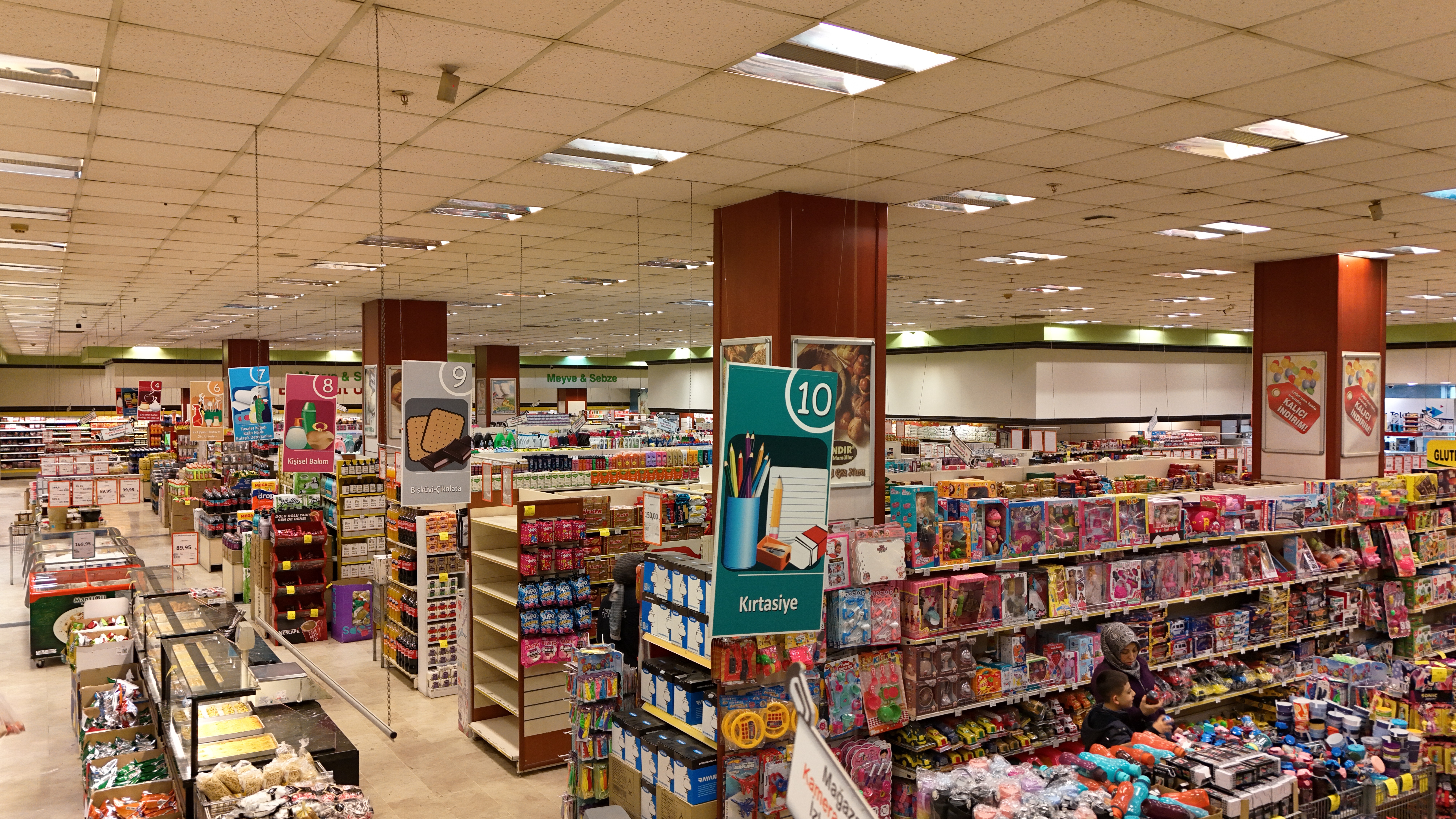 Günlük ihtiyaçlara hızlı erişim sağlayan düzenli ve kullanıcı dostu alışveriş alanı.