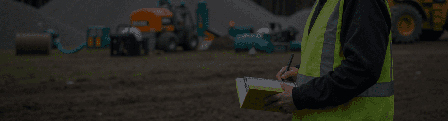 Ingenjörsstudent som antecknar på arbetsplats.