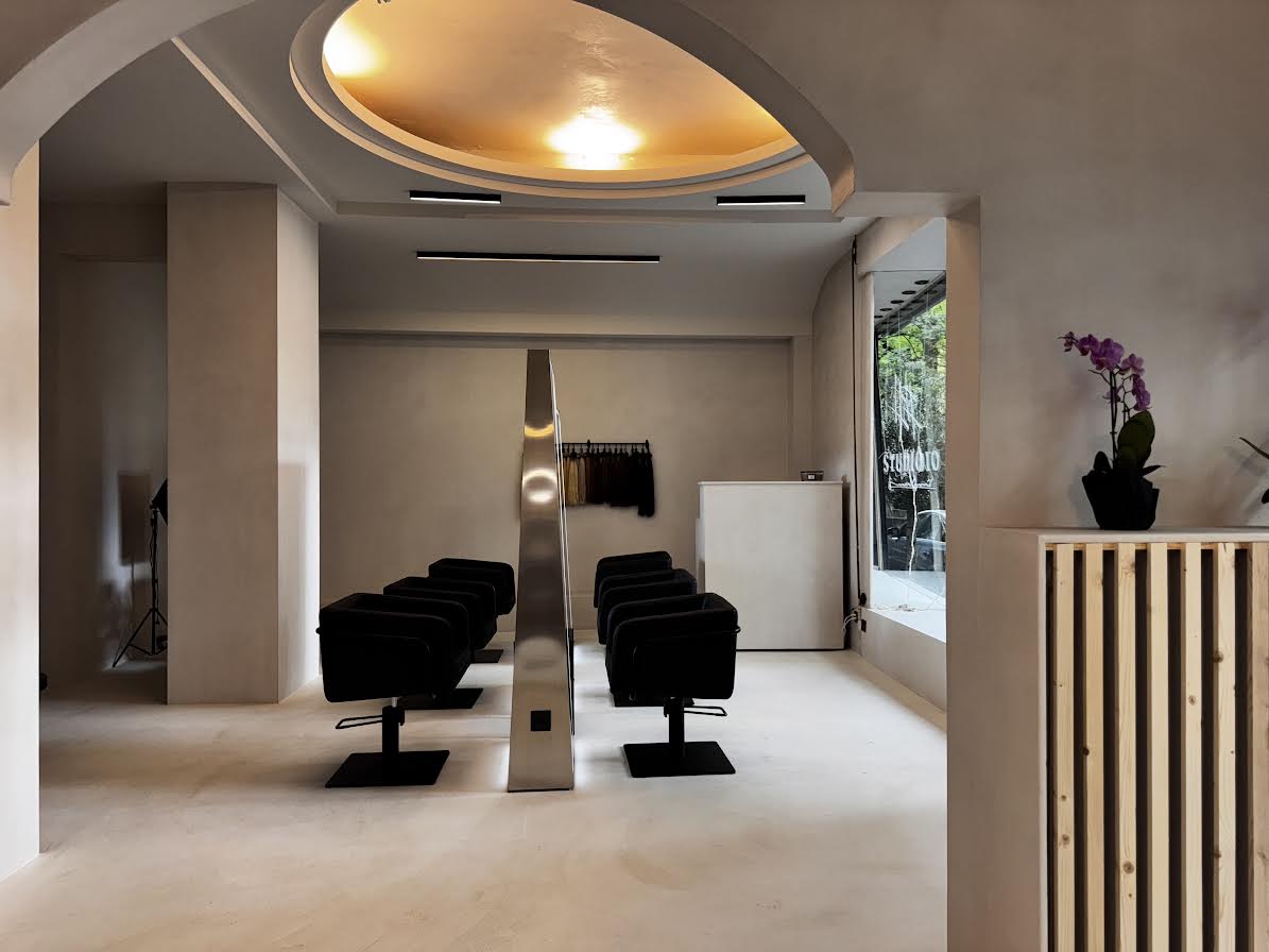 Modernes Saloninterieur mit stylischen Spiegeln und hellen Stühlen im Hashtag Studio