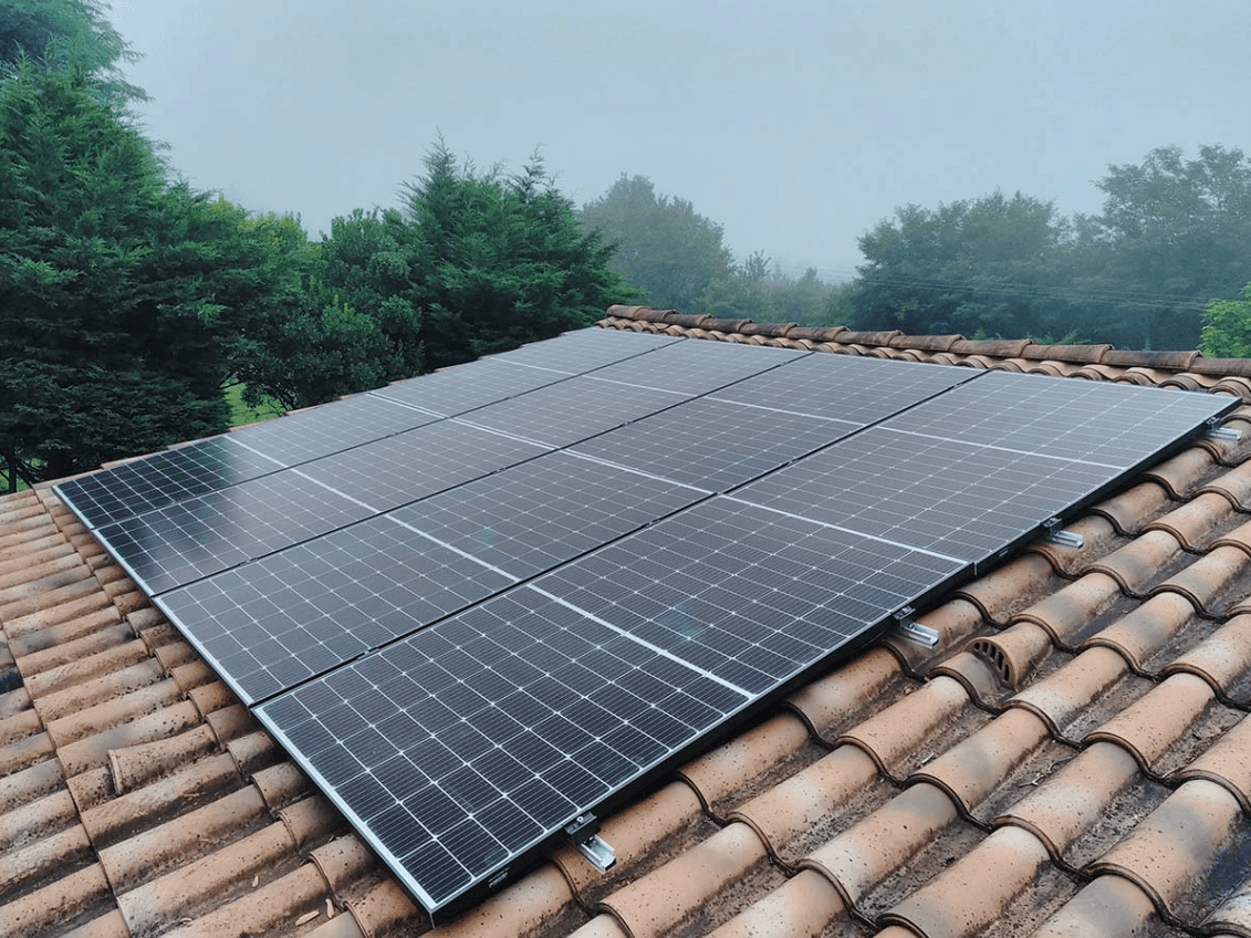 Photo d'une installation de panneaux photovoltaïque sur le toit d'une maison à Bordeaux réalisée par RJ Watts powered by Solarock