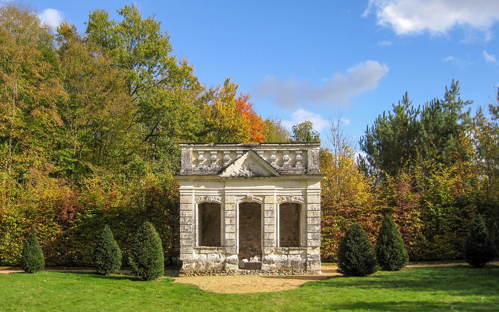 Estructura Trianon rodeada de árboles en el Château de Chenonceau, Valle del Loira.