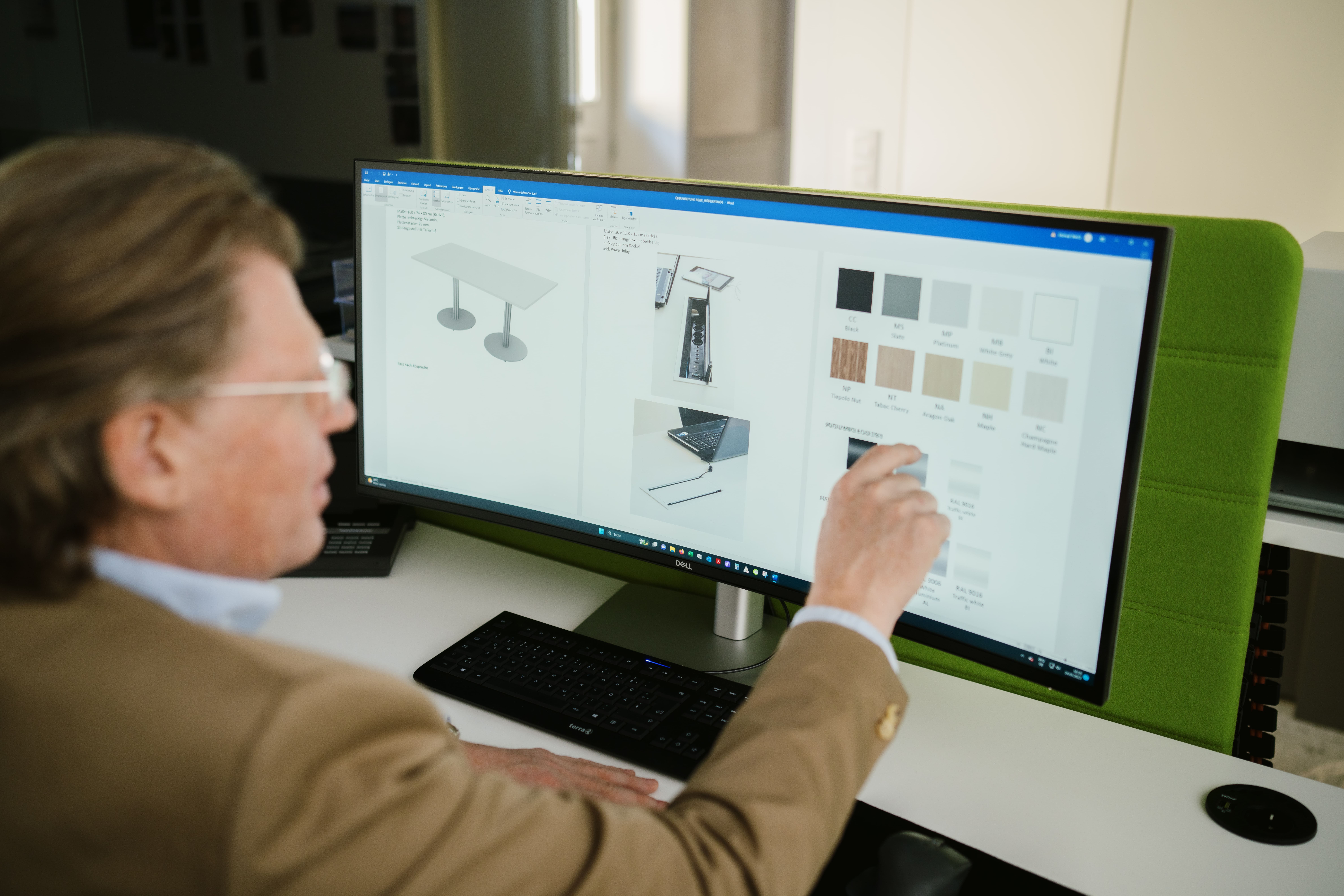 MW Interior Berater plant Objekteinrichtung am Bildschirm – digitale Möbel- und Materialauswahl mit Farbmustern und Produktspezifikationen für maßgeschneiderte Raumgestaltung