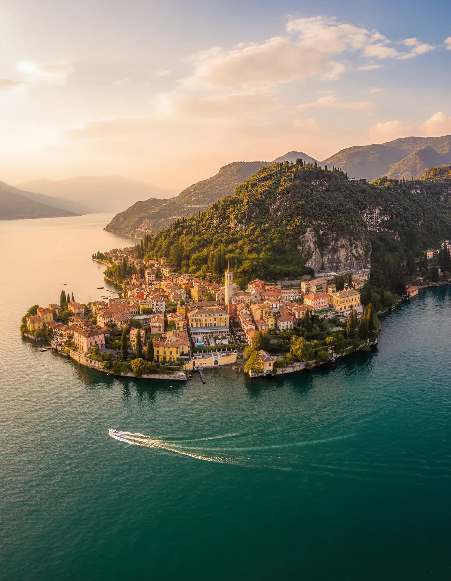 una foto della punta della costa sul lago di como che raffigura un paese tipico