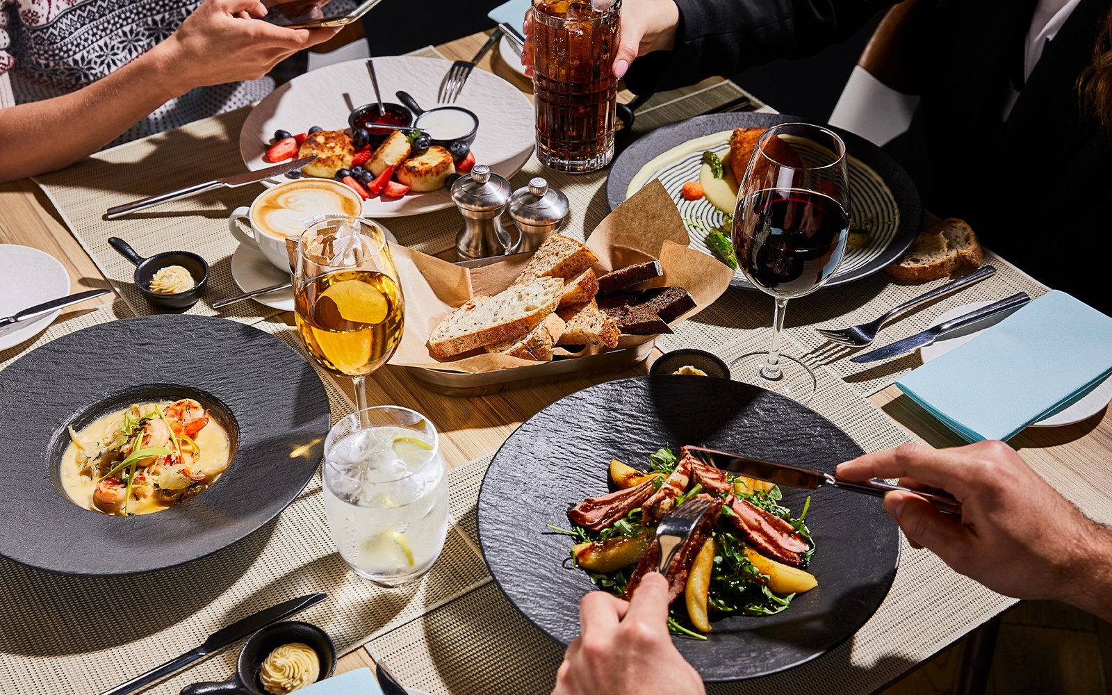 在巴黎奥赛博物馆享用美味午餐，包含葡萄酒和面包。