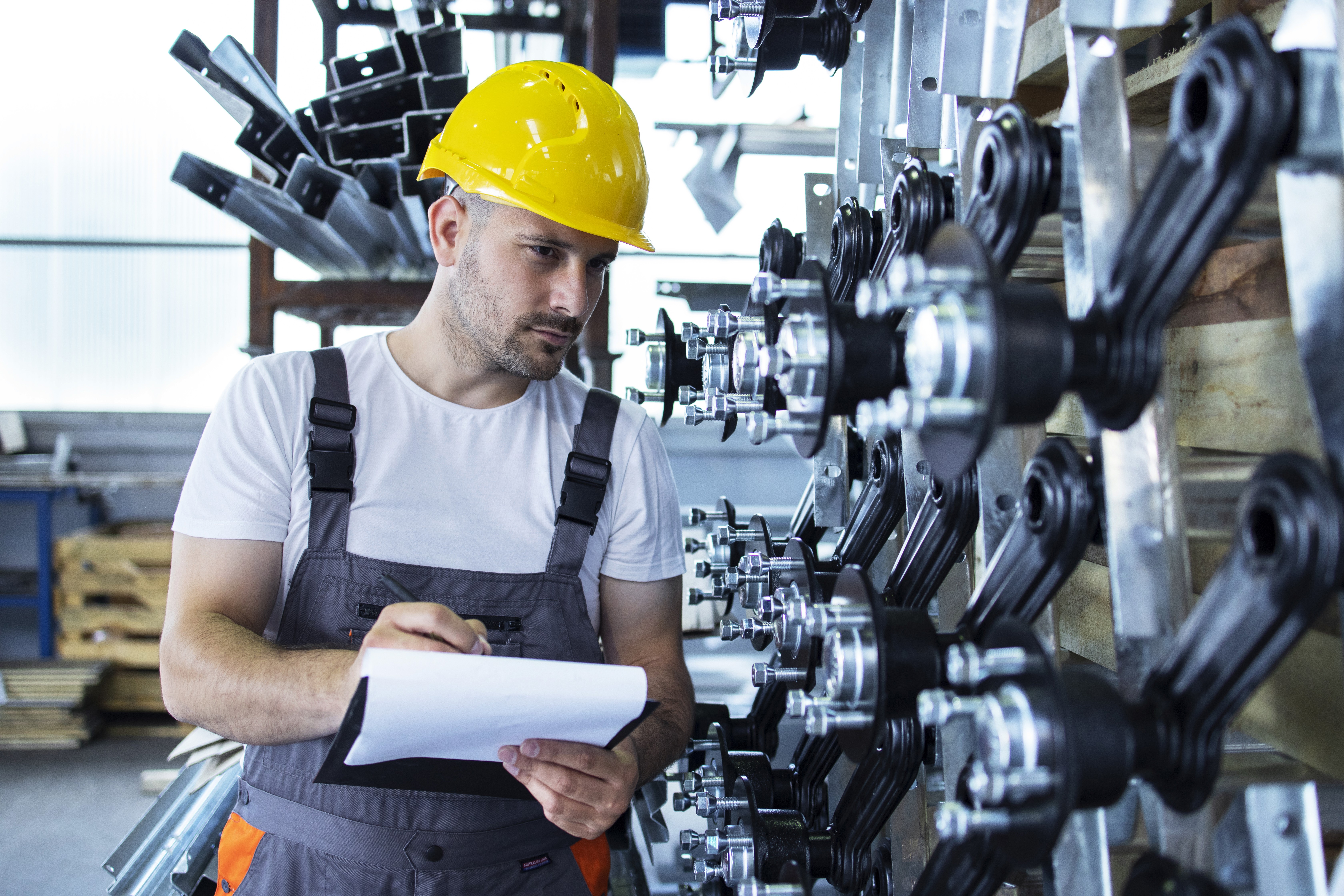 Homme avce un casque jaune travaillant dans l'industrie