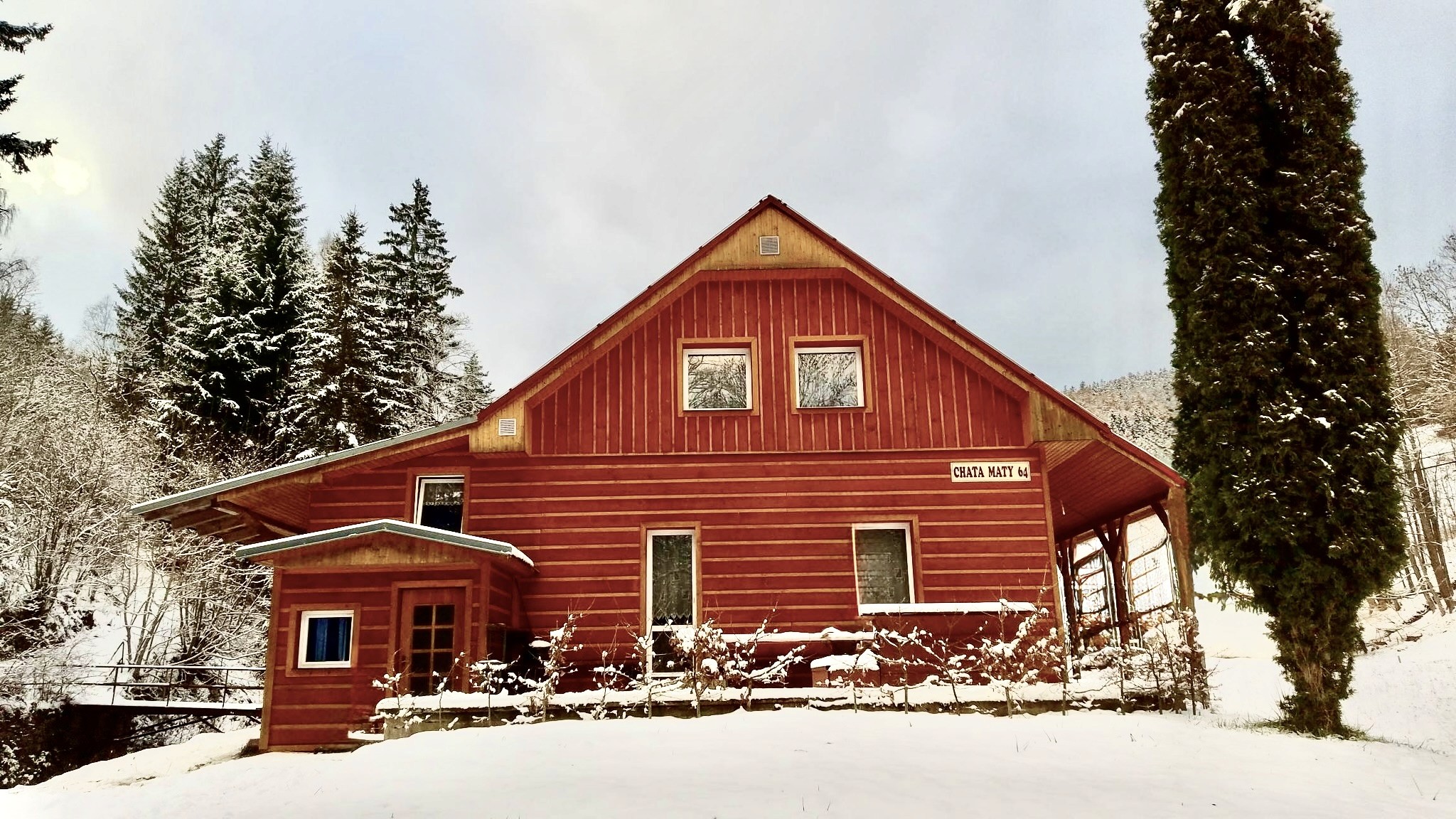 Image of chalet next to mountains