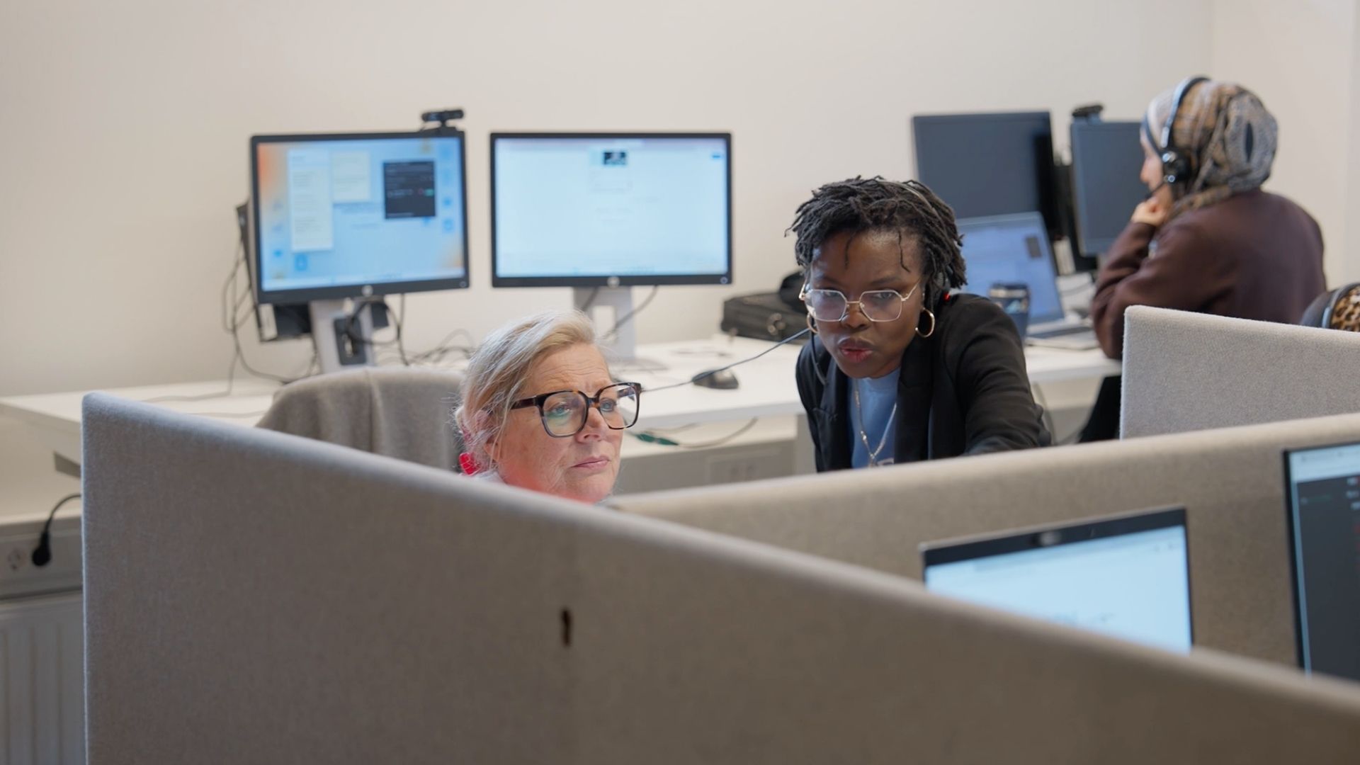 lachende medewerkers contactcare