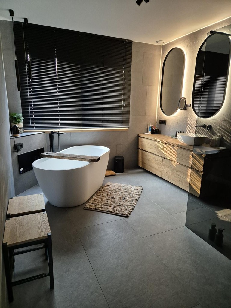 Badkamer zwart met hout