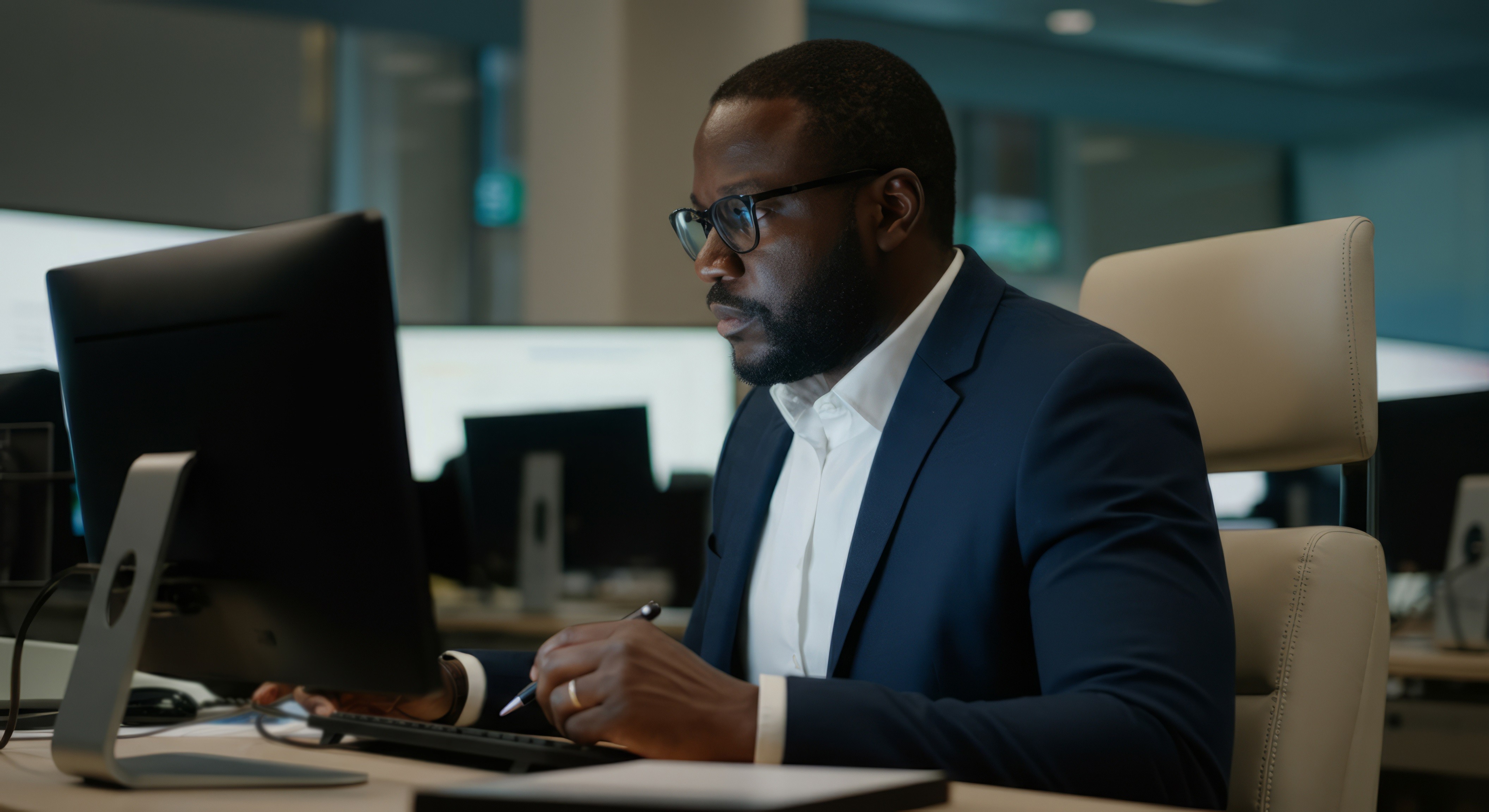 Auditor prüft digitale Aufzeichnungen in einem Büro, was die Prüfung von dokumentierten Informationen, die Qualität der Beweise und die Konsistenz über Richtlinien, Verfahren und Aufzeichnungen hinweg darstellt.