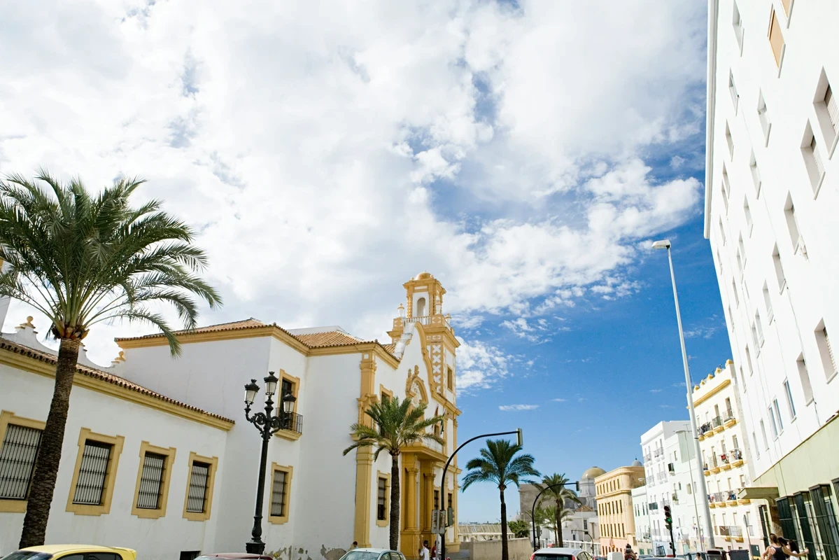 Discover Spain’s May and June weather, from sunny southern beaches to cool northern escapes. Average temps, regional climate tips & more.