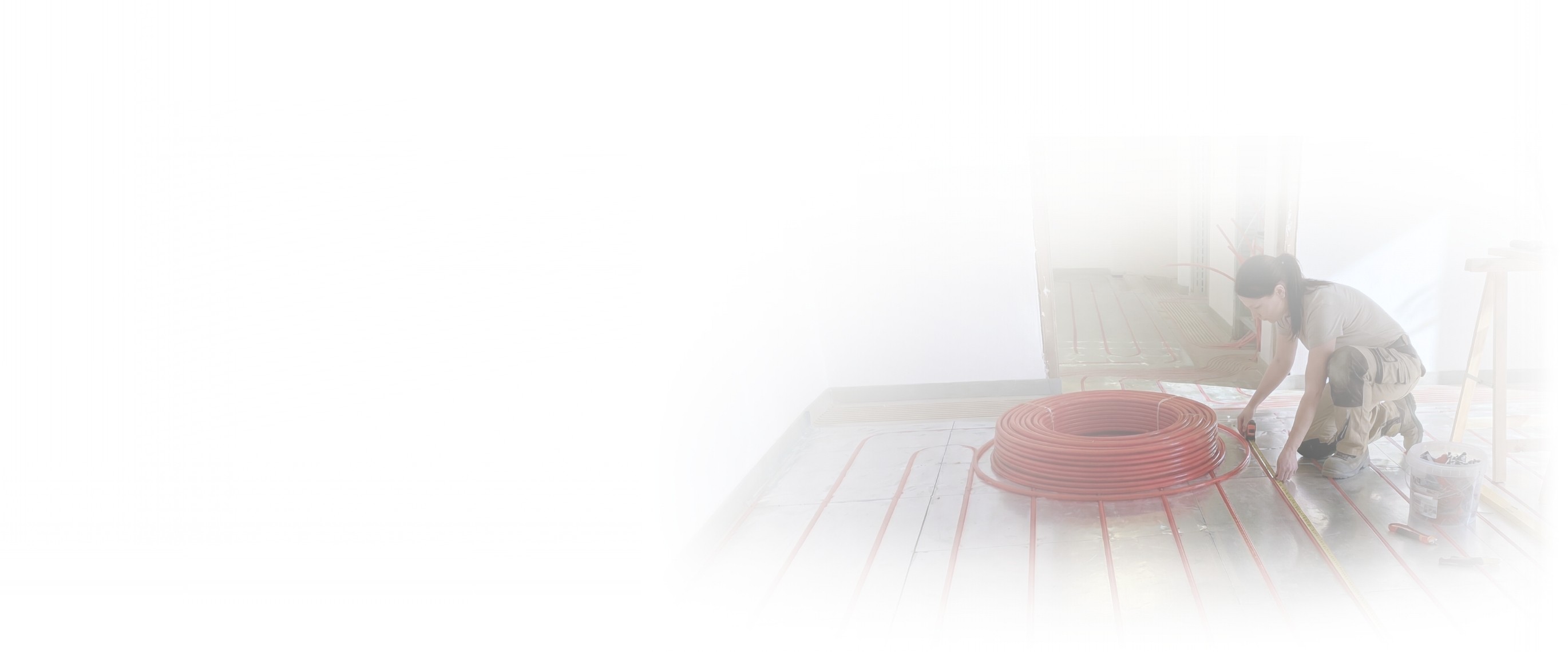 Header Bild für Desktop Version mit einem Baby und einer Auflistung verschiedener Merkmale unserer Fußbodenheizung.