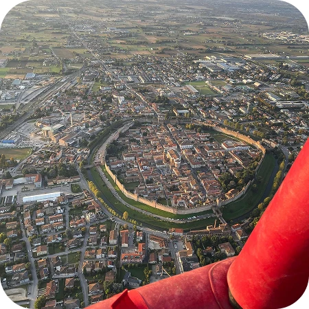 foto della città dalla mongolfiera