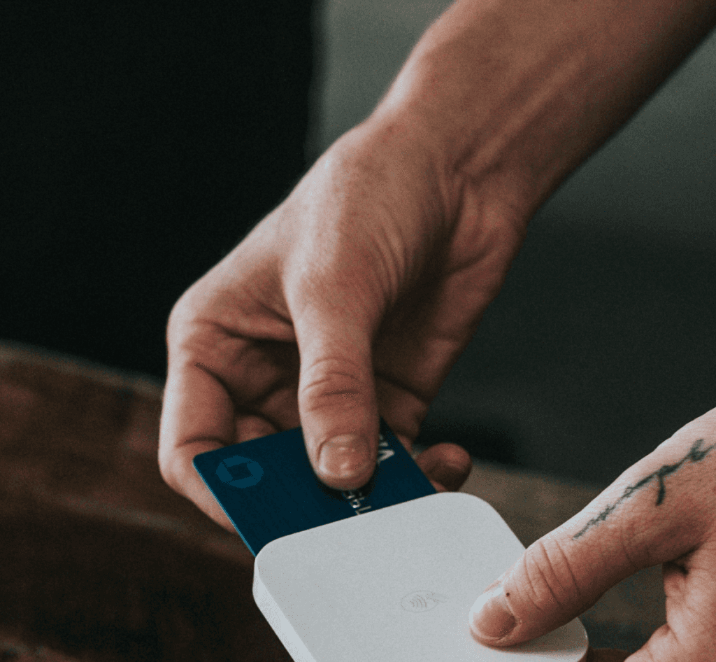 photo d'une carte bancaire insérée dans un terminal de paiement