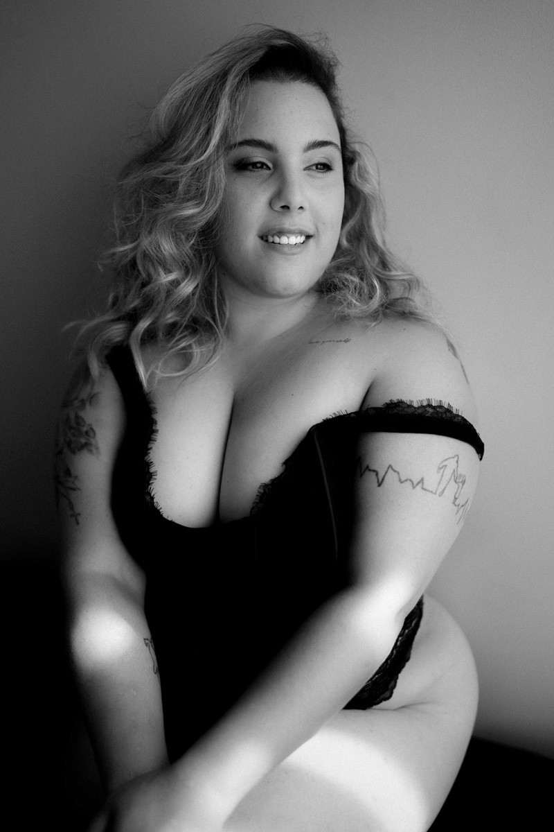 Ramona's sensual boudoir art captures selflove and luxury in Switzerland photography.