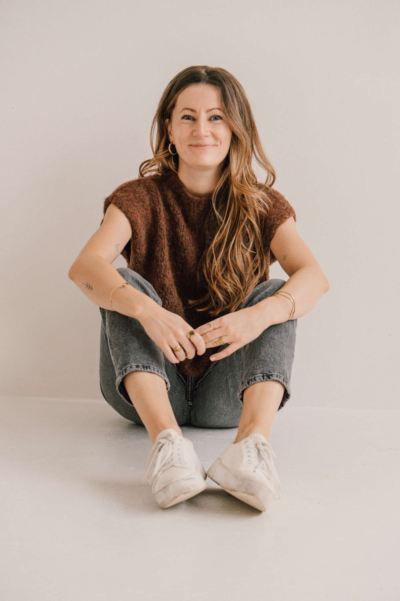 Franzi auf dem Boden sitzend und lächelnd