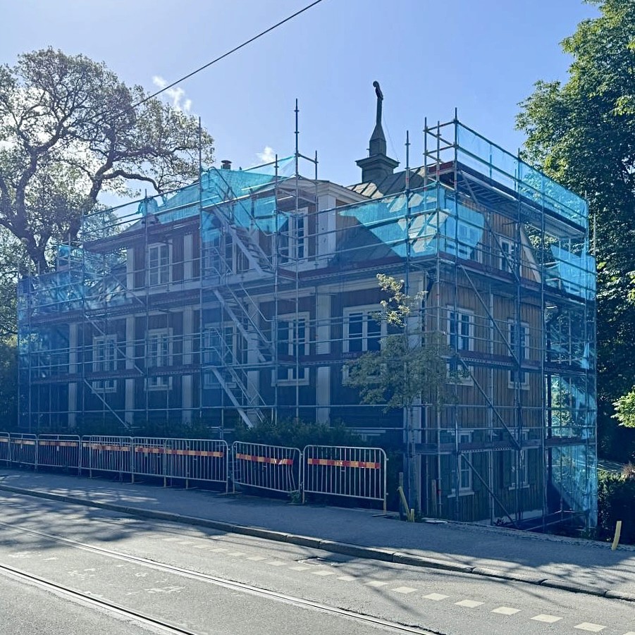 Byggnadsställning runt villa på Djurgården