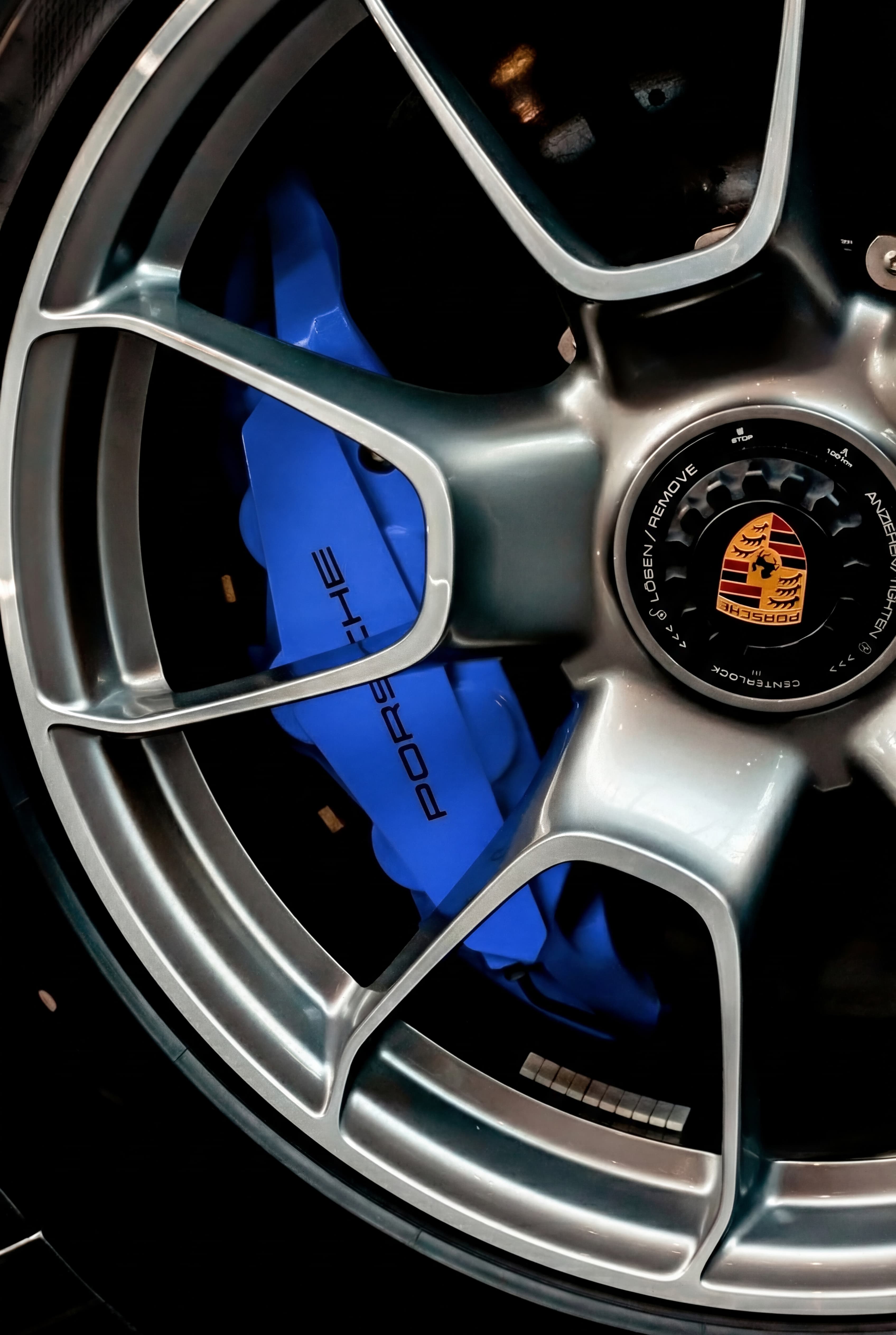 Jante de Porsche 911 Turbo S en gros plan avec étrier de frein bleu