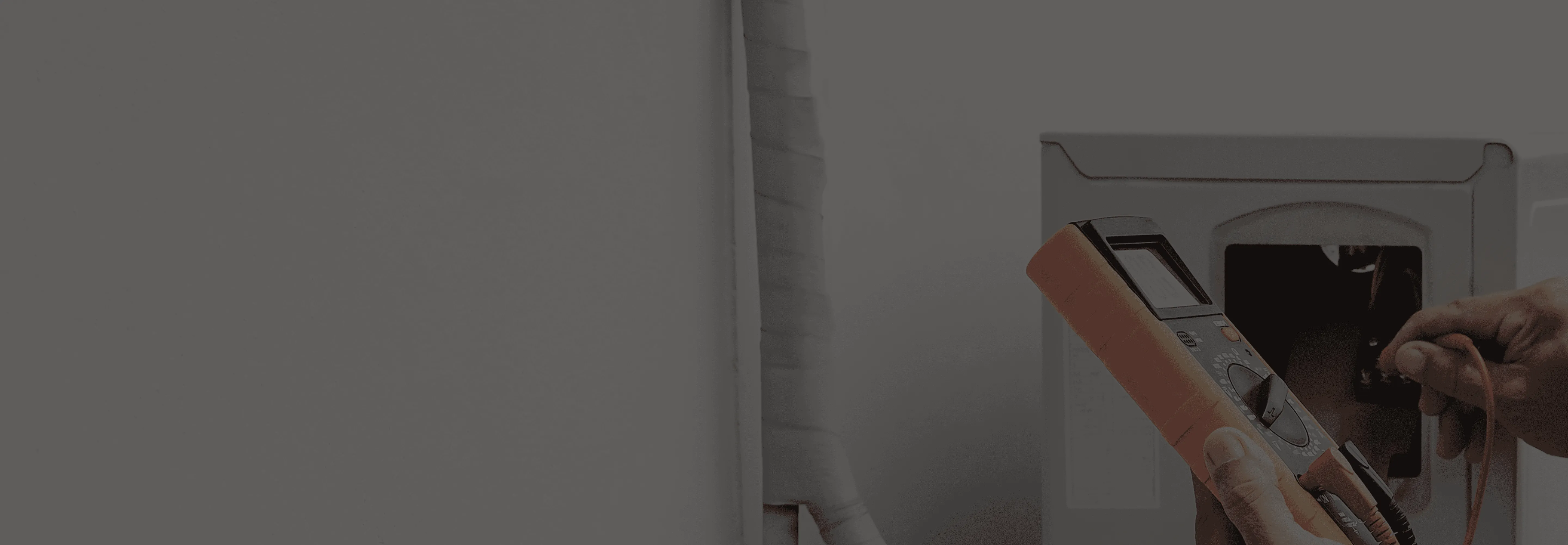 Nettoyage de l’unité intérieure d’une thermopompe murale lors d’un entretien résidentiel.