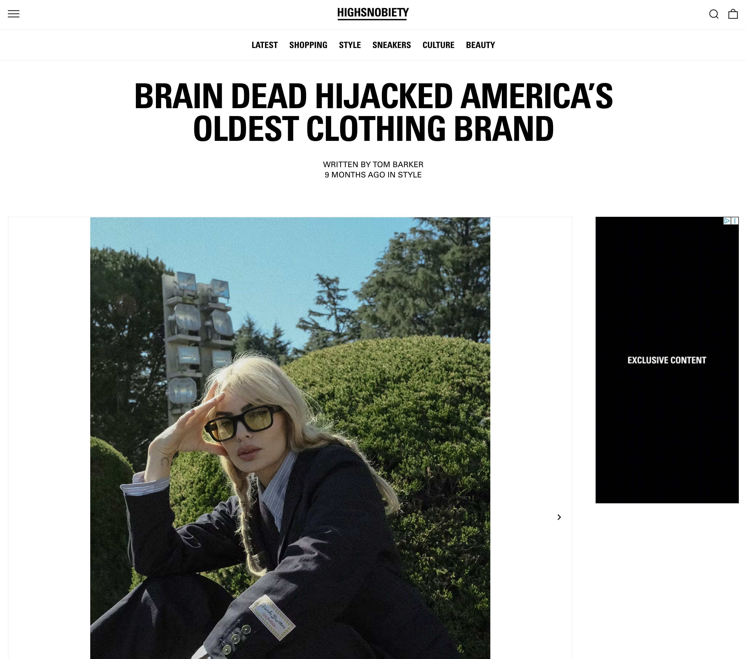 Minimalist Smartphone and Flowers