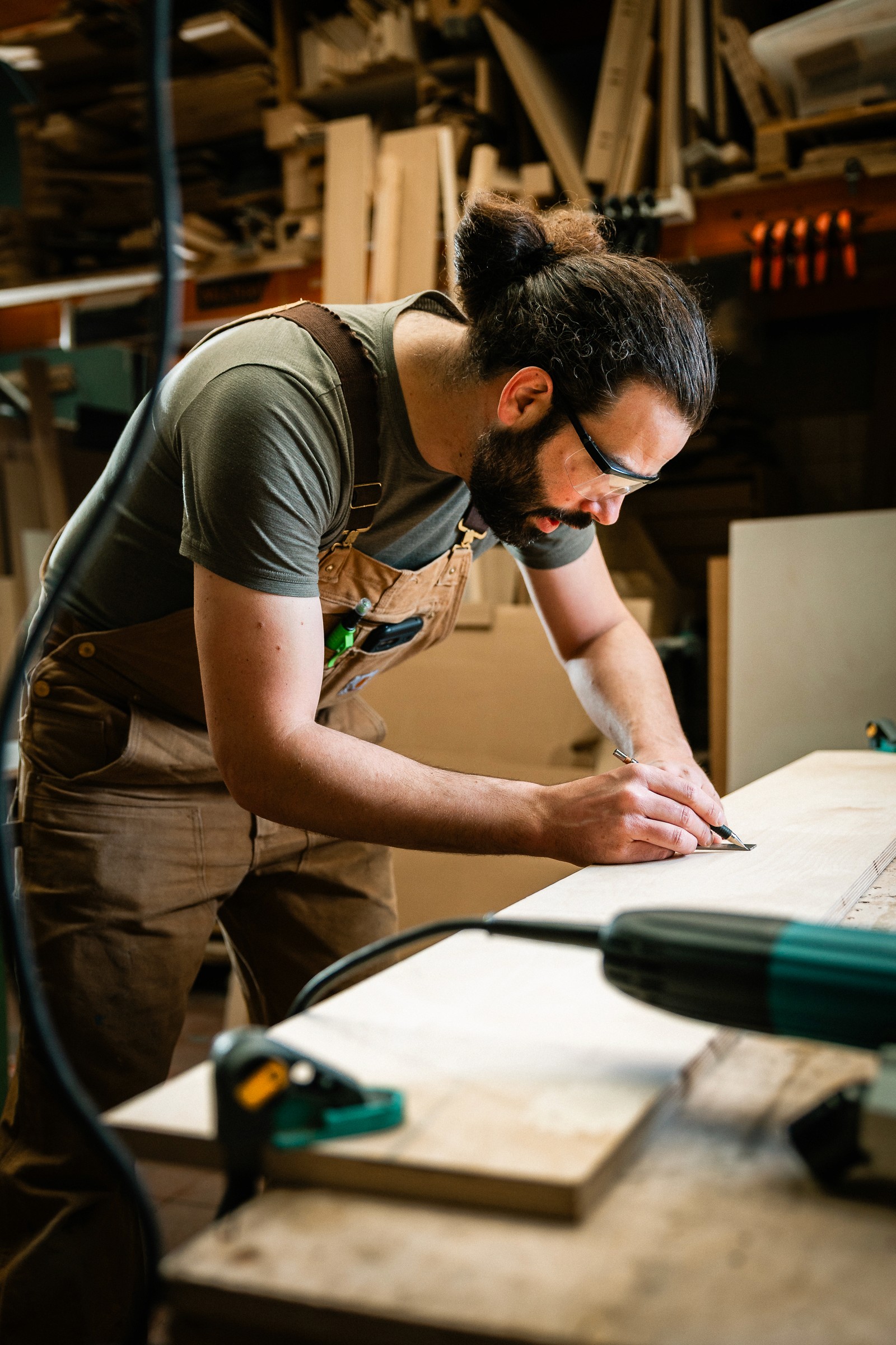 meubelmaker teun van den neste in zijn gedeelde atelier in brussel