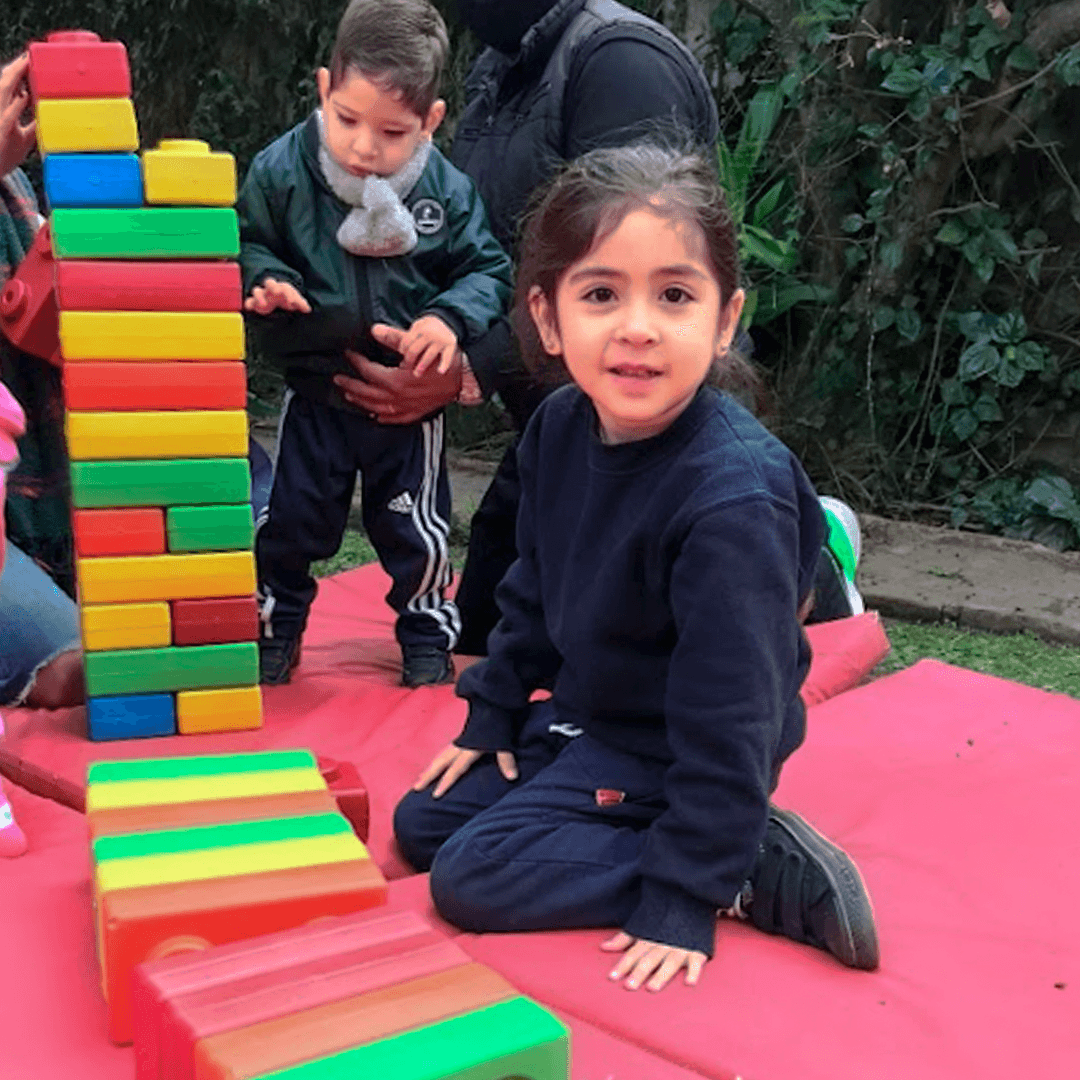 Niña jugando con bloques