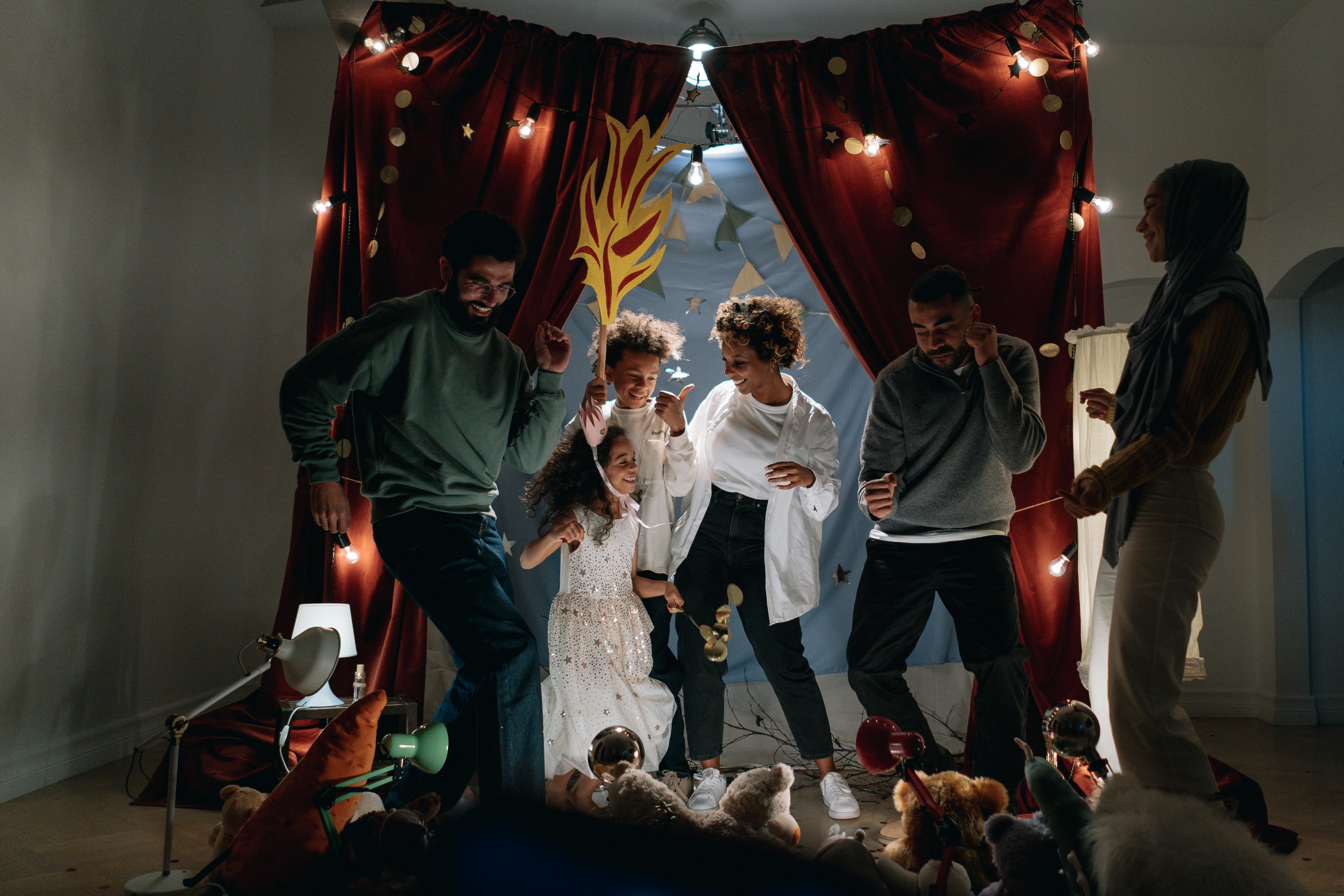 Un groupe d'enfant est sur scene