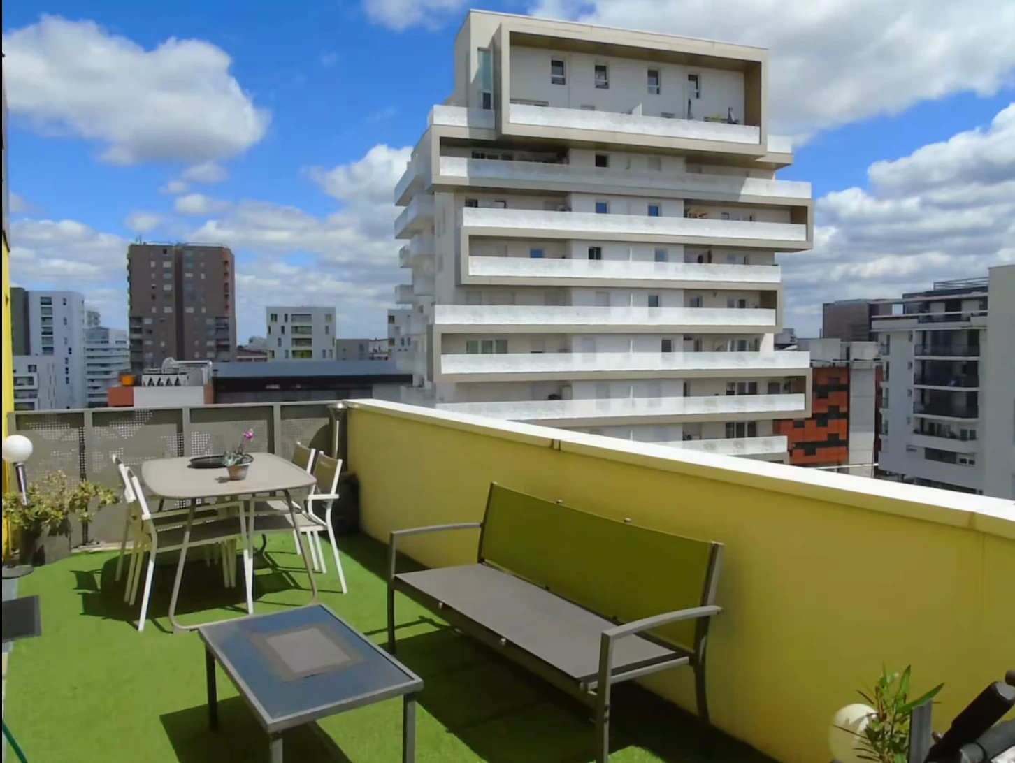 La grande terrasse avec vue sur la ville