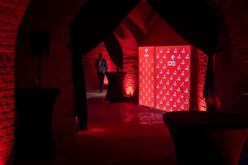 ORLEN Gas Meeting 11, illuminated ORLEN backdrop in the gala area